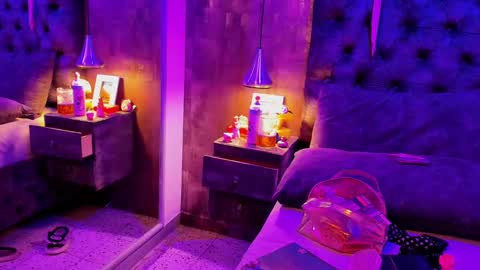 hannahvianey online show from October 3, 4:59 pm
