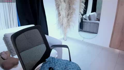Snapshot of hannasophia_ chatting on October 7, 3:57 am online show from October 7, 3:57 am