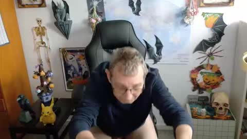 Snapshot of hansi63 chatting on October 15, 11:44 am charly online show from October 15, 11:44 am