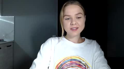 Snapshot of happy_fox_ chatting on October 19, 7:40 pm happy_fox_ online show from October 19, 7:40 pm