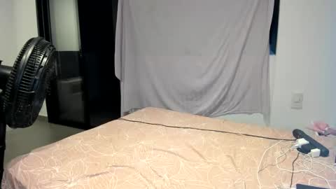 Snapshot of heavenngirlyy444 chatting on December 18, 6:43 am Heaven online show from December 18, 6:43 am