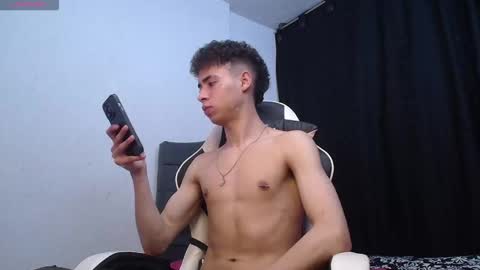 Snapshot of hellcat_xx chatting on October 25, 5:08 am   CROW  online show from October 25, 5:08 am