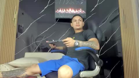 henrydouglas online show from April 28, 5:01 am