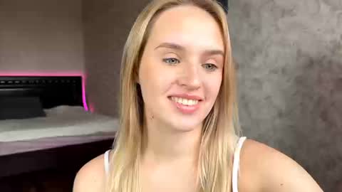 Snapshot of hermiladziekan chatting on October 8, 8:20 am Sylvia online show from October 8, 8:20 am