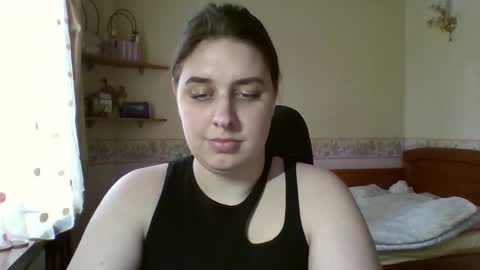 hess_luna_ online show from March 25, 9:49 am