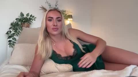 Snapshot of heyskylar chatting on October 2, 5:28 am Skylar online show from October 2, 5:28 am