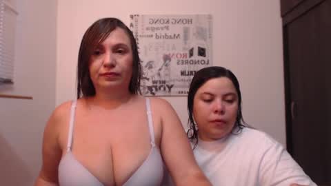 Snapshot of hidden_tinna chatting on September 12, 10:45 pm Tinna online show from September 12, 10:45 pm