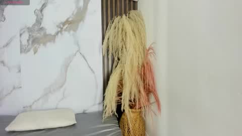 Hilary Thomsom online show from December 22, 12:56 pm