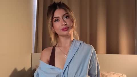Snapshot of holayoula chatting on September 25, 8:21 am Moni Monica online show from September 25, 8:21 am