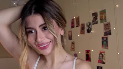 Snapshot of holayoula chatting on October 18, 8:51 am Moni Monica online show from October 18, 8:51 am