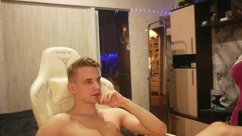 Snapshot of holiday_boys chatting on September 29, 7:24 pm Extaz Athrey Howard online show from September 29, 7:24 pm