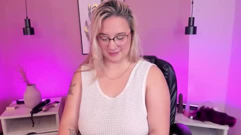 Hollie online show from November 6, 12:19 pm