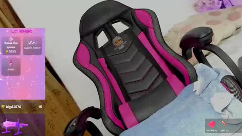 Snapshot of holly_jorda chatting on October 15, 2:40 pm online show from October 15, 2:40 pm