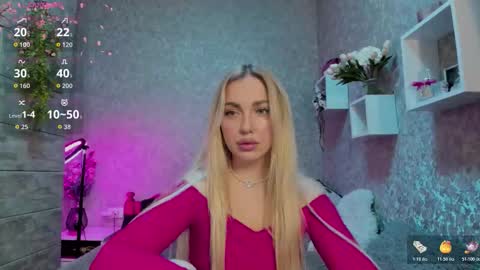 Snapshot of holly_molly8 chatting on October 20, 7:08 pm holly_molly8 online show from October 20, 7:08 pm