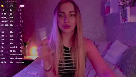 Snapshot of holly_molly8 chatting on March 6, 8:59 pm holly_molly8 online show from March 6, 8:59 pm