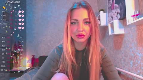 Snapshot of holly_molly8 chatting on December 13, 4:27 pm holly_molly8 online show from December 13, 4:27 pm