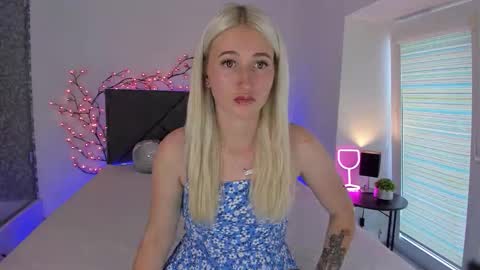 Snapshot of hollytaillor chatting on September 15, 12:06 pm HollyTaillor online show from September 15, 12:06 pm