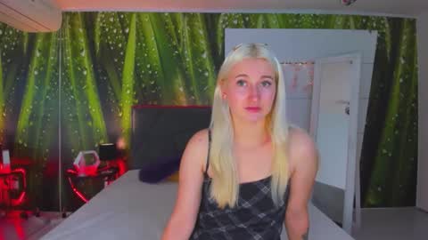 Snapshot of hollytaillor chatting on October 17, 11:58 am HollyTaillor online show from October 17, 11:58 am