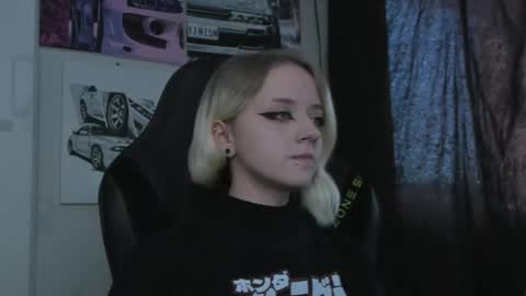 holy_mistresss online show from April 7, 8:27 am