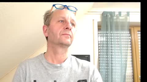 Snapshot of hondowill chatting on December 6, 7:37 am Bernd online show from December 6, 7:37 am