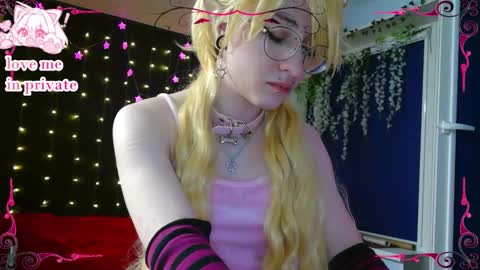 Honelints boyblonde hair AsterMIntfemboybrown hair online show from February 6, 9:06 pm