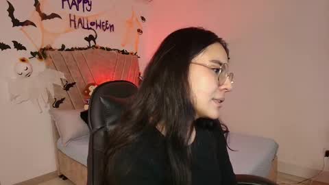 Snapshot of honey_buu chatting on October 9, 3:50 pm online show from October 9, 3:50 pm