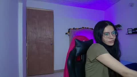 Snapshot of honey_buu chatting on September 23, 3:17 pm online show from September 23, 3:17 pm