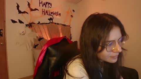 Snapshot of honey_buu chatting on October 14, 2:31 pm online show from October 14, 2:31 pm