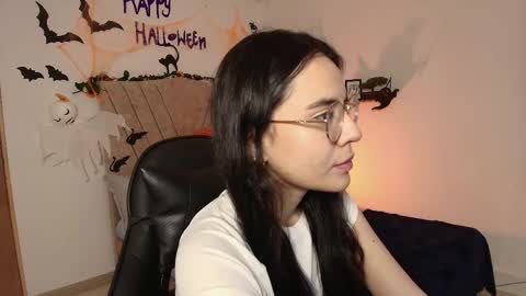 Snapshot of honey_buu chatting on October 13, 2:19 pm online show from October 13, 2:19 pm