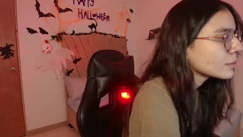 Snapshot of honey_buu chatting on October 10, 3:51 pm online show from October 10, 3:51 pm