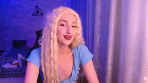 Snapshot of honey_sunset chatting on October 17, 5:39 pm honey_sunset online show from October 17, 5:39 pm