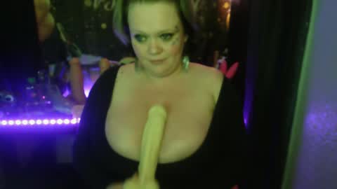 honeychambers online show from April 9, 10:15 pm