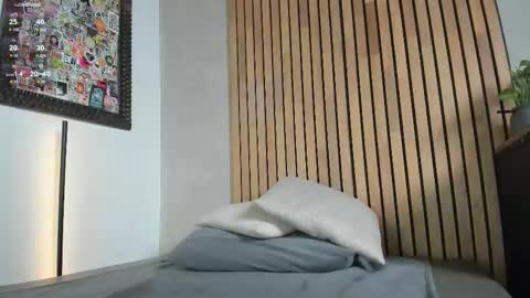 Sofia independent model online show from March 28, 11:33 am