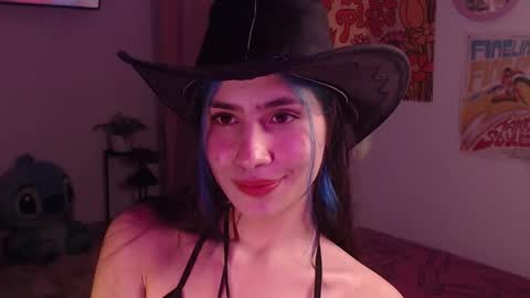 Snapshot of honeyypeaach chatting on December 10, 12:28 am    online show from December 10, 12:28 am