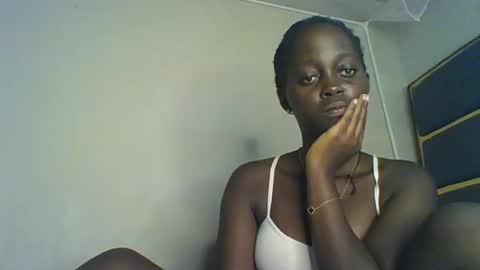 Snapshot of hornybella4 chatting on October 28, 11:11 am Bella online show from October 28, 11:11 am