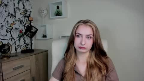 Snapshot of hot_1nina chatting on September 25, 6:42 am NINA online show from September 25, 6:42 am