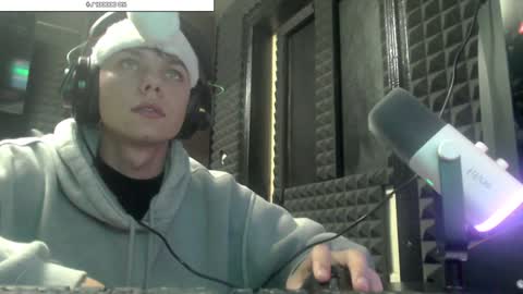 Hot boy 2002 online show from December 18, 10:13 pm