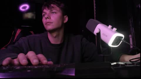 Hot boy 2002 online show from October 3, 7:44 pm