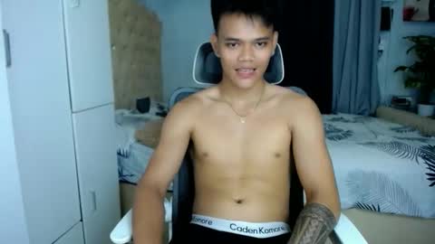 hot_fucker_ online show from May 2, 12:22 pm