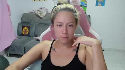 Mia online show from April 6, 11:17 pm