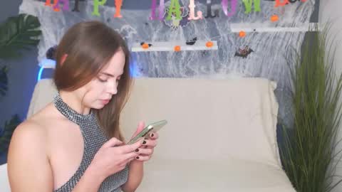 Snapshot of hotbella___ chatting on October 19, 6:34 pm bella online show from October 19, 6:34 pm