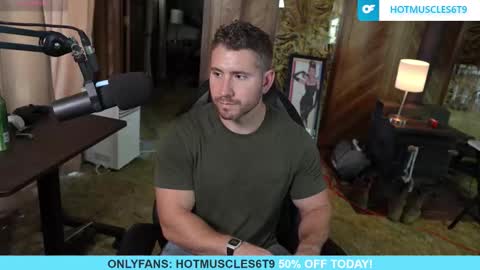 Snapshot of hotmuscles6t9 chatting on October 14, 8:12 pm hotmuscles6t9 online show from October 14, 8:12 pm