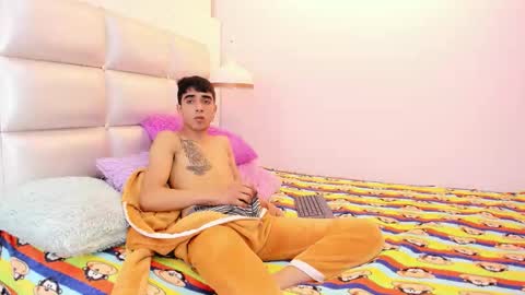 Snapshot of hottiie_guy chatting on October 7, 6:59 pm hottiie_guy online show from October 7, 6:59 pm