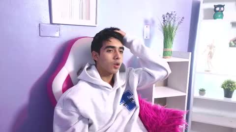 Snapshot of hottiie_guy chatting on October 20, 5:18 pm hottiie_guy online show from October 20, 5:18 pm