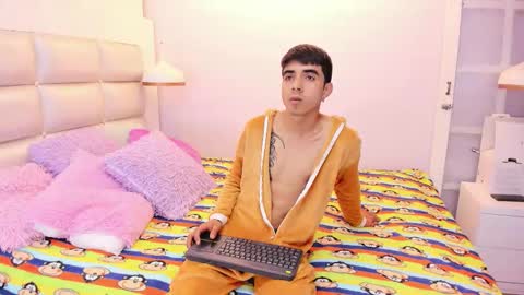 Snapshot of hottiie_guy chatting on October 6, 6:48 pm hottiie_guy online show from October 6, 6:48 pm
