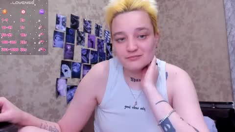 Snapshot of hotty_linn chatting on October 5, 8:49 pm Linn online show from October 5, 8:49 pm