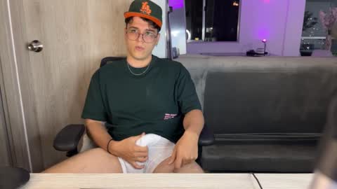 Snapshot of hun_damer chatting on September 20, 2:14 am hun_damer online show from September 20, 2:14 am