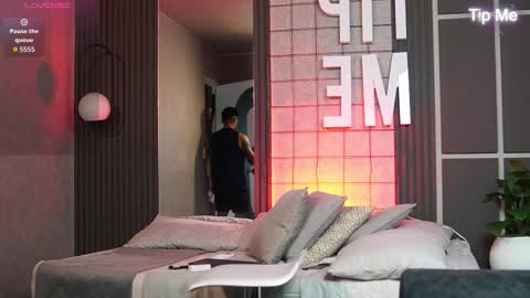 hunk_ryan online show from December 15, 12:12 pm