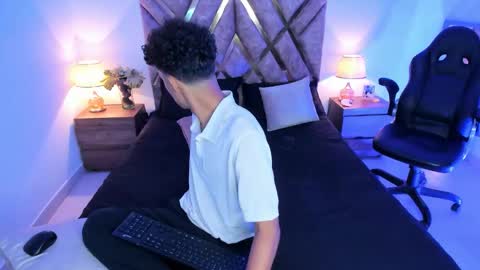 Son Hyunjin online show from November 16, 5:59 pm