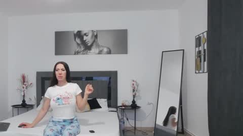 I amSis online show from April 15, 1:58 pm